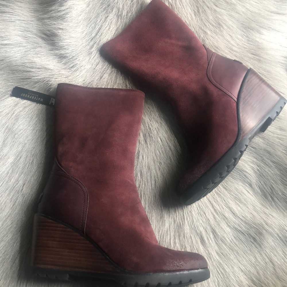 New Sorel Suede Wedge Boots 8.5 fits more like a 8